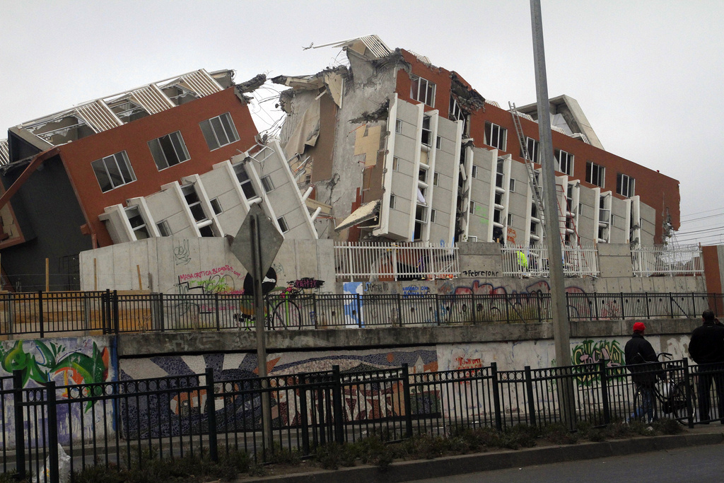 2010_Chile_earthquake_-_Building_destroyed_in_Concepci&oacute;n.jpg